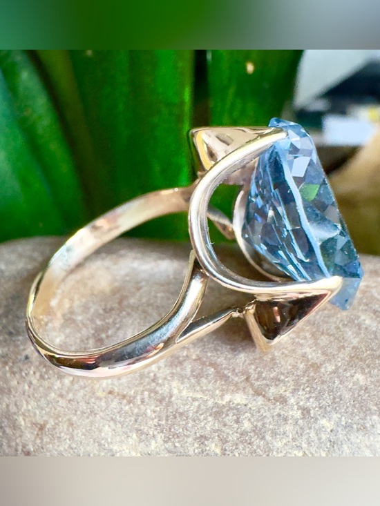 Jewelry - 14k Blue Topaz Ring